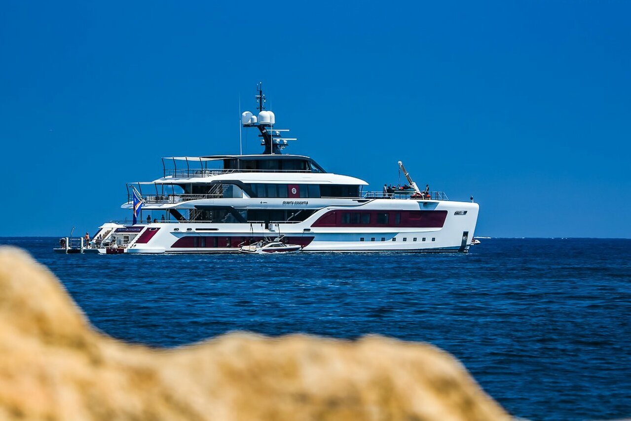 Yacht Quinta Essentia • Admiral Yachts • Location (Live)
