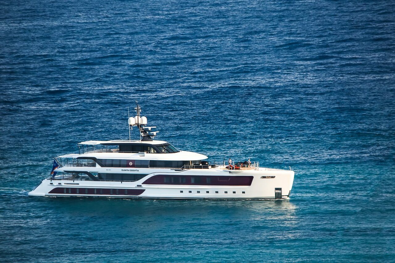 QUINTA ESSENTIA Yacht • Admiral Yachts • 2016 • المالك فالنتين زافادنيكوف 