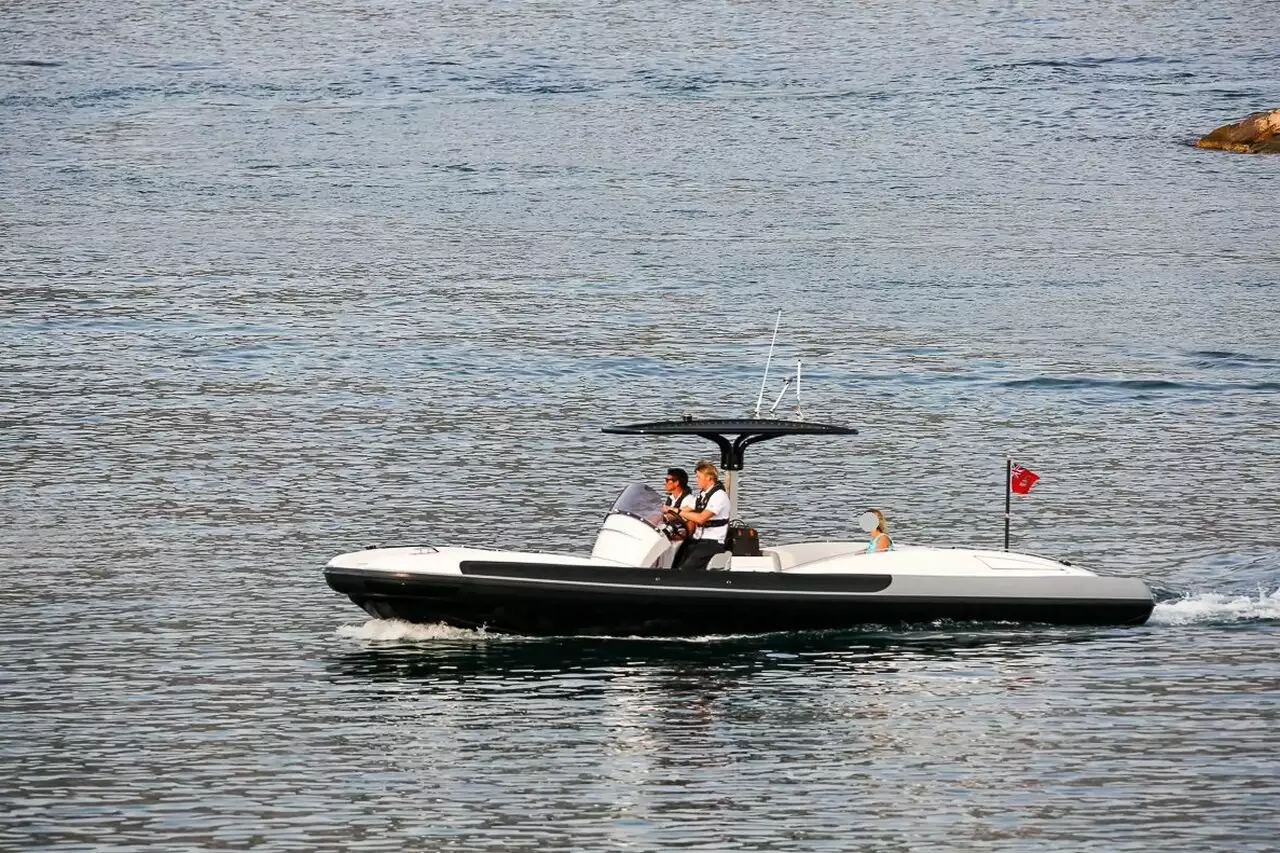 Yacht Tender To Amore Vero (SY9 Beachlander) – 8,8m – Pascoe