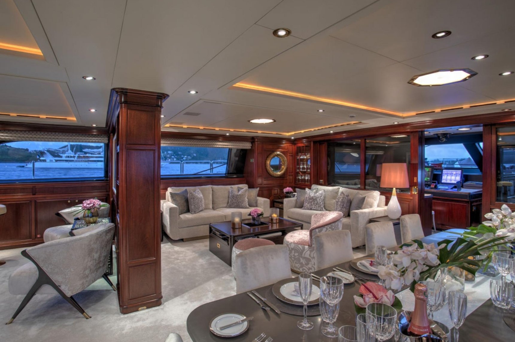 yate de vela Blush interior