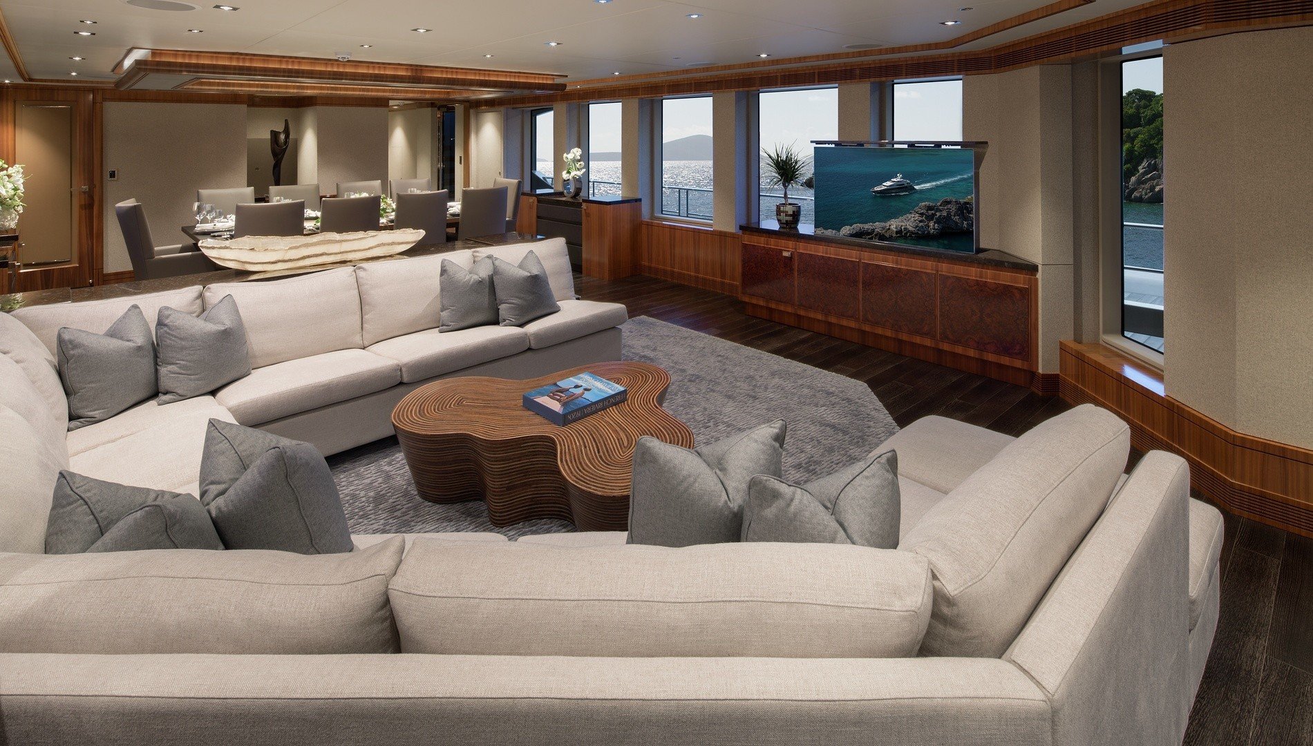 Crescent yacht Muchos Mas interior