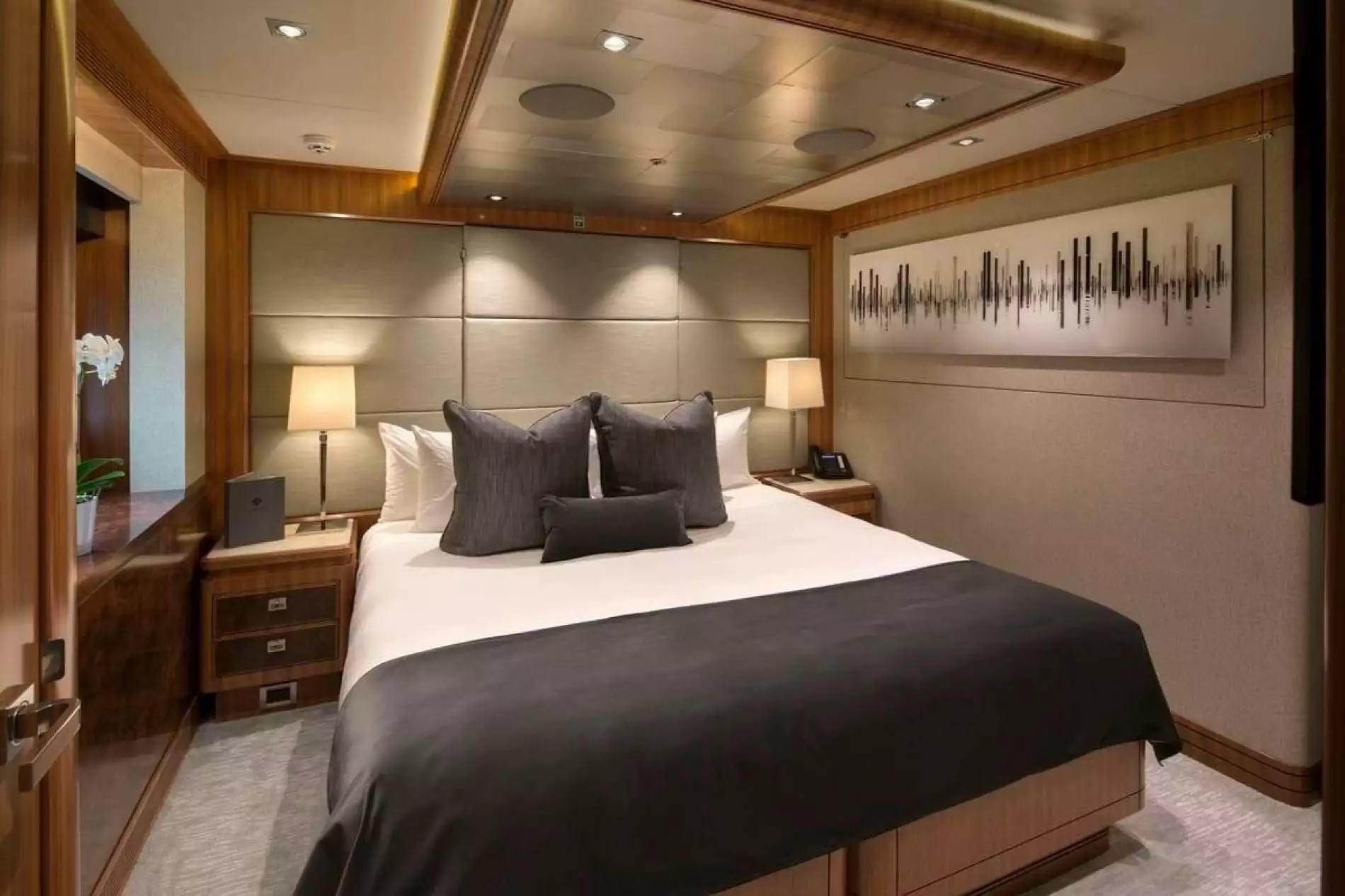 Crescent yacht Muchos Mas interior