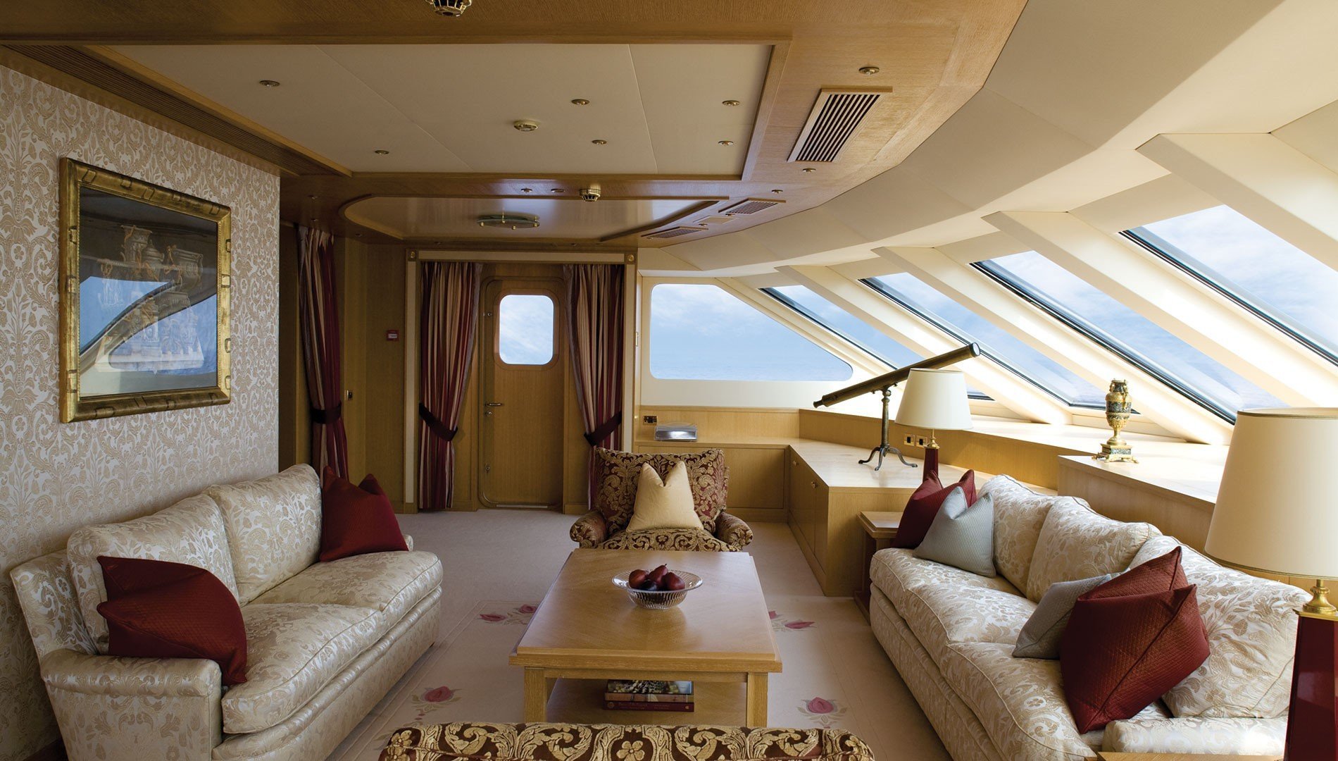 interno dell'yacht H3