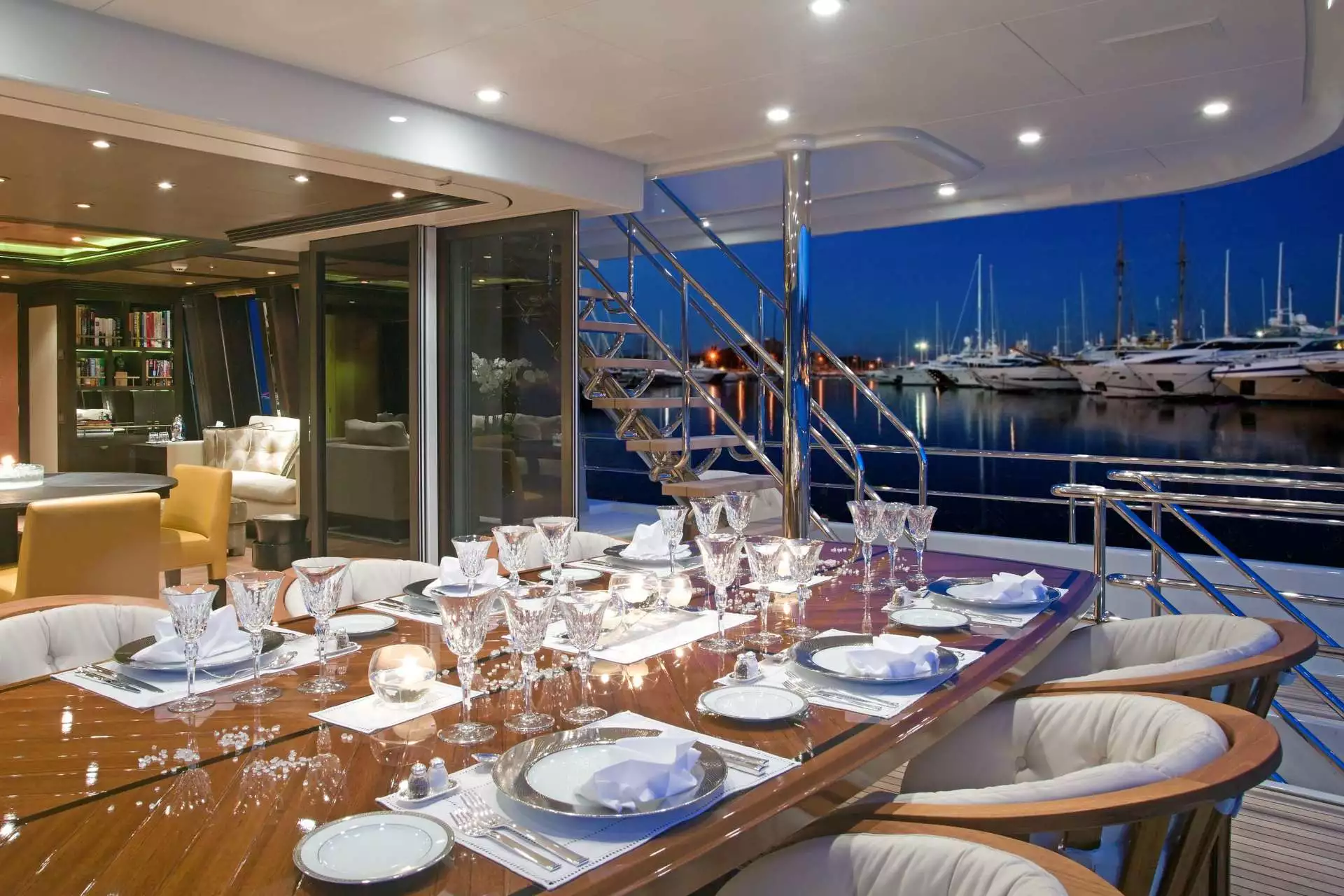 Interior do espaço do iate Feadship 