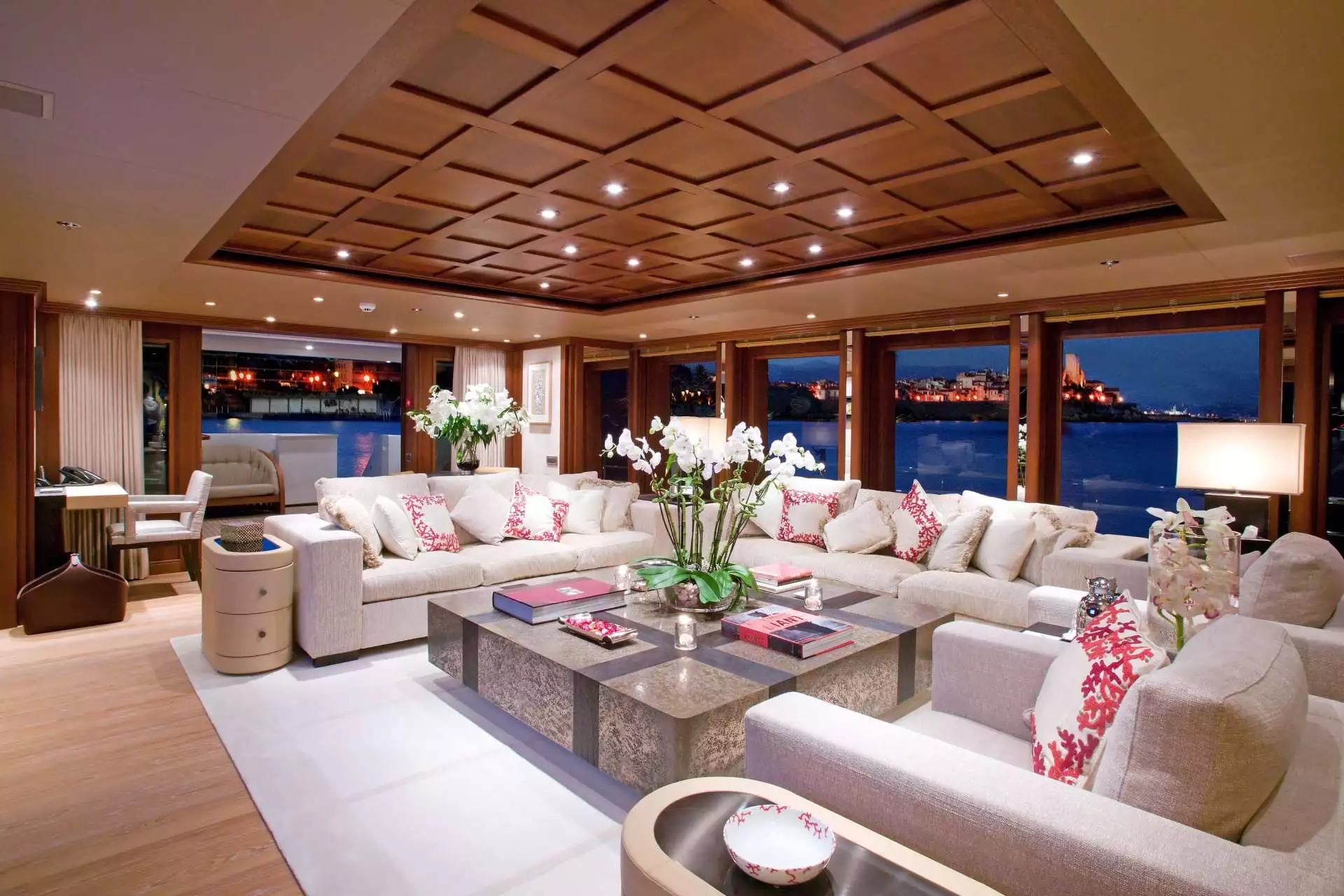 Interior do espaço do iate Feadship 