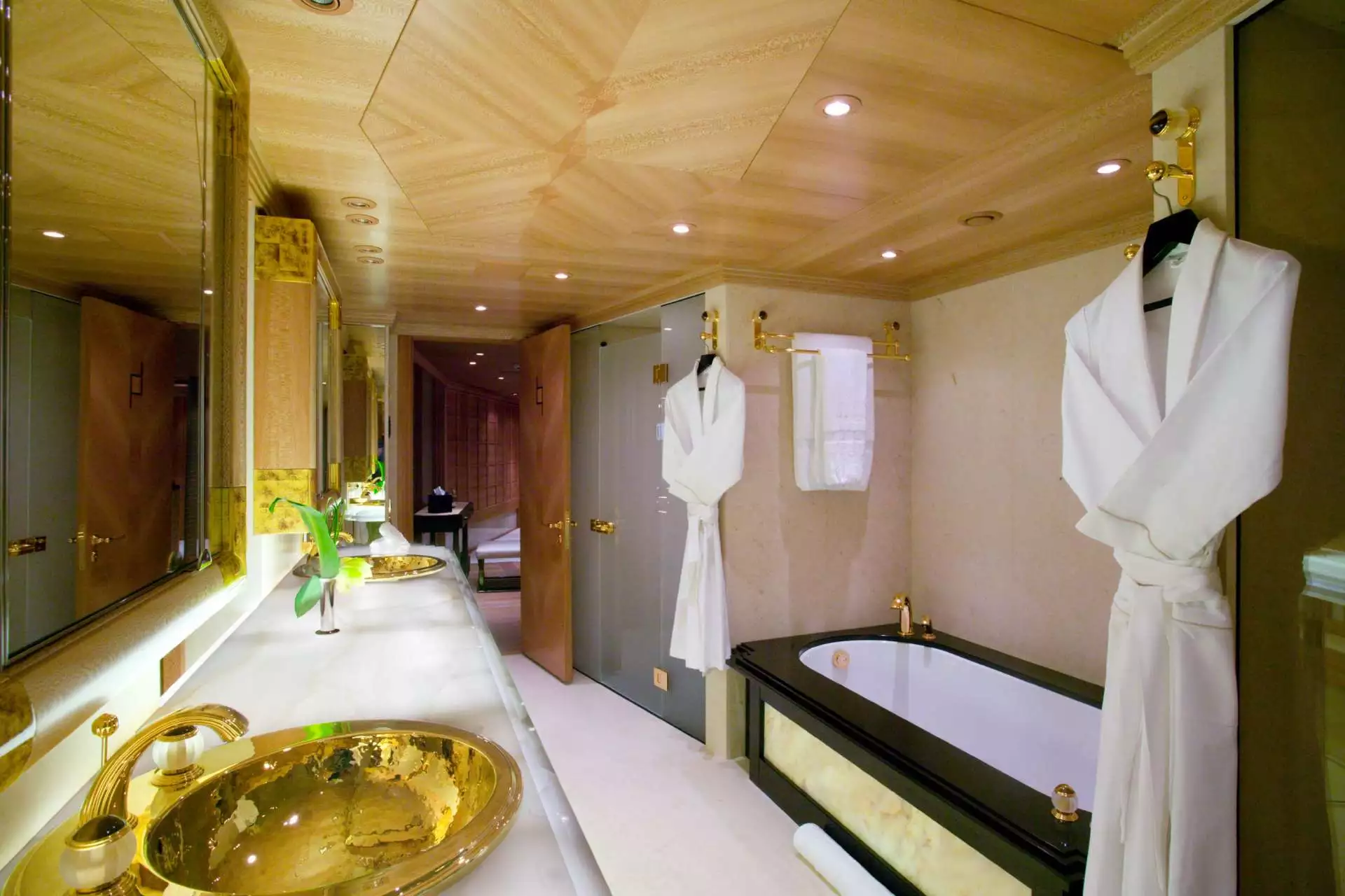 Interior do espaço do iate Feadship 