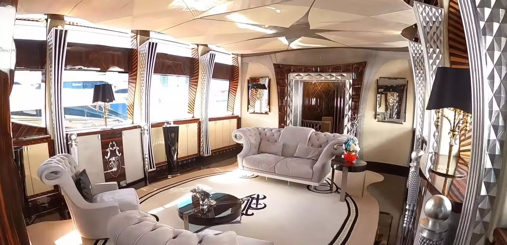 yacht Thunder intérieur