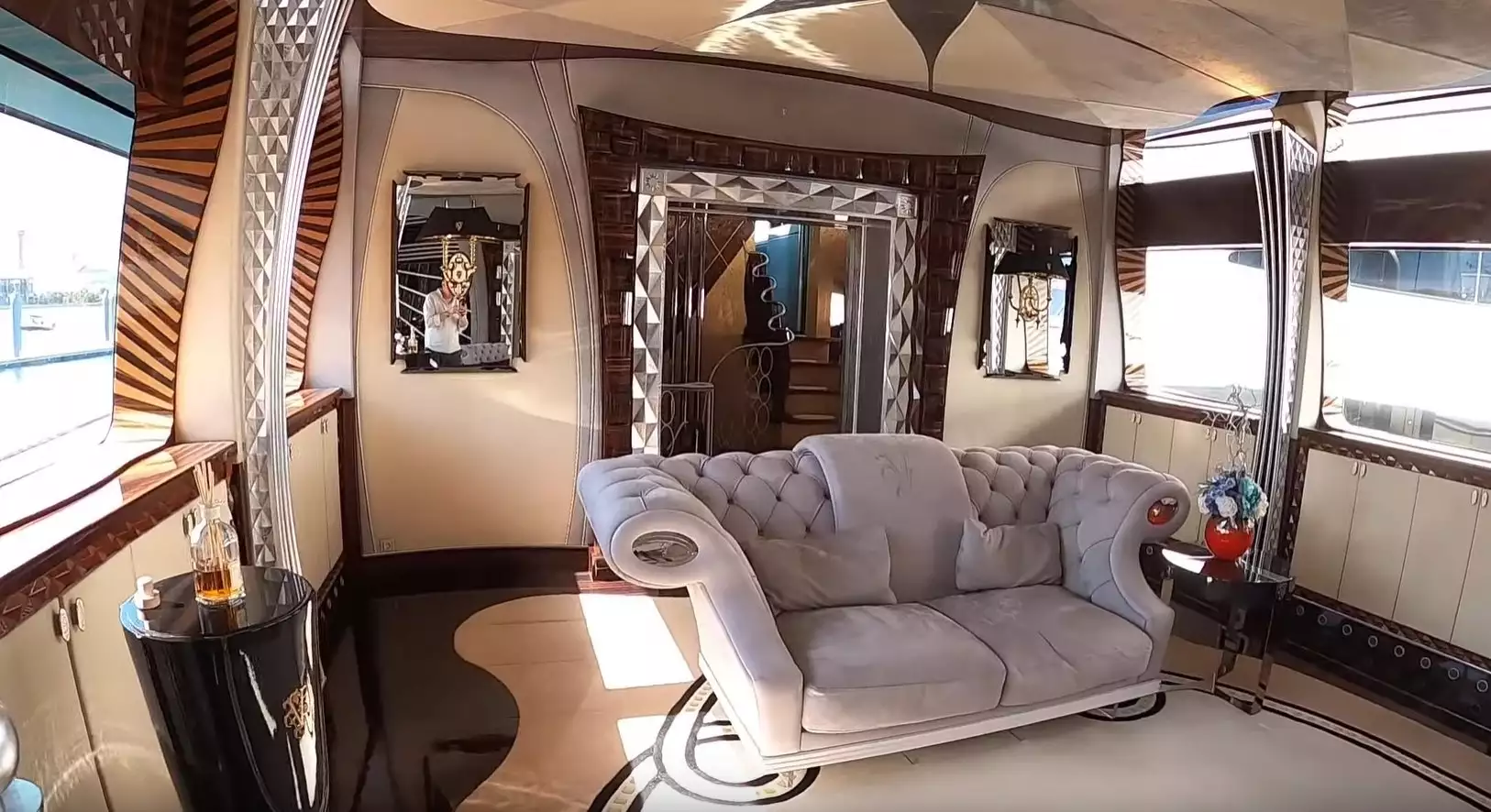 yacht Thunder intérieur