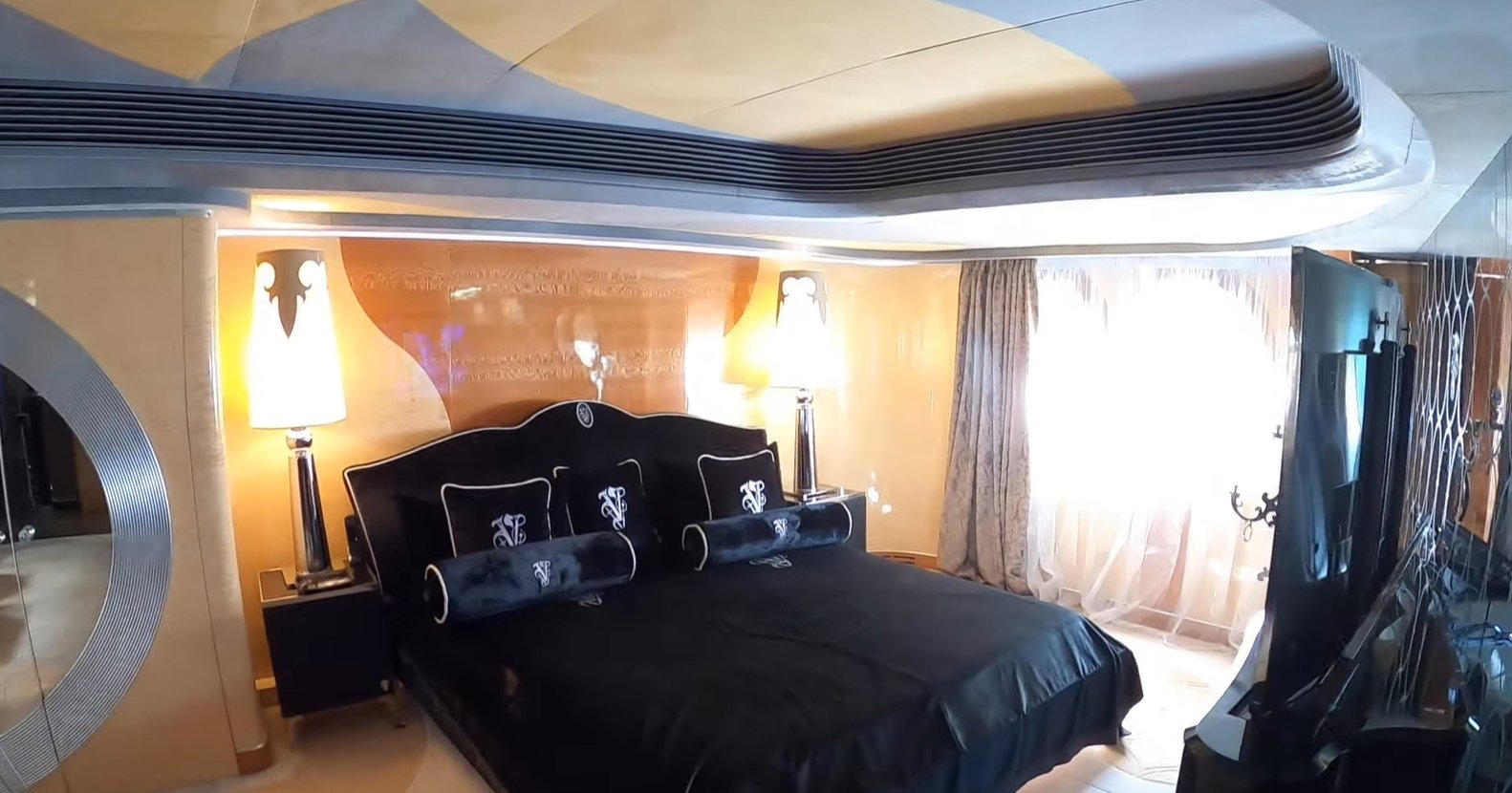 yacht Thunder intérieur