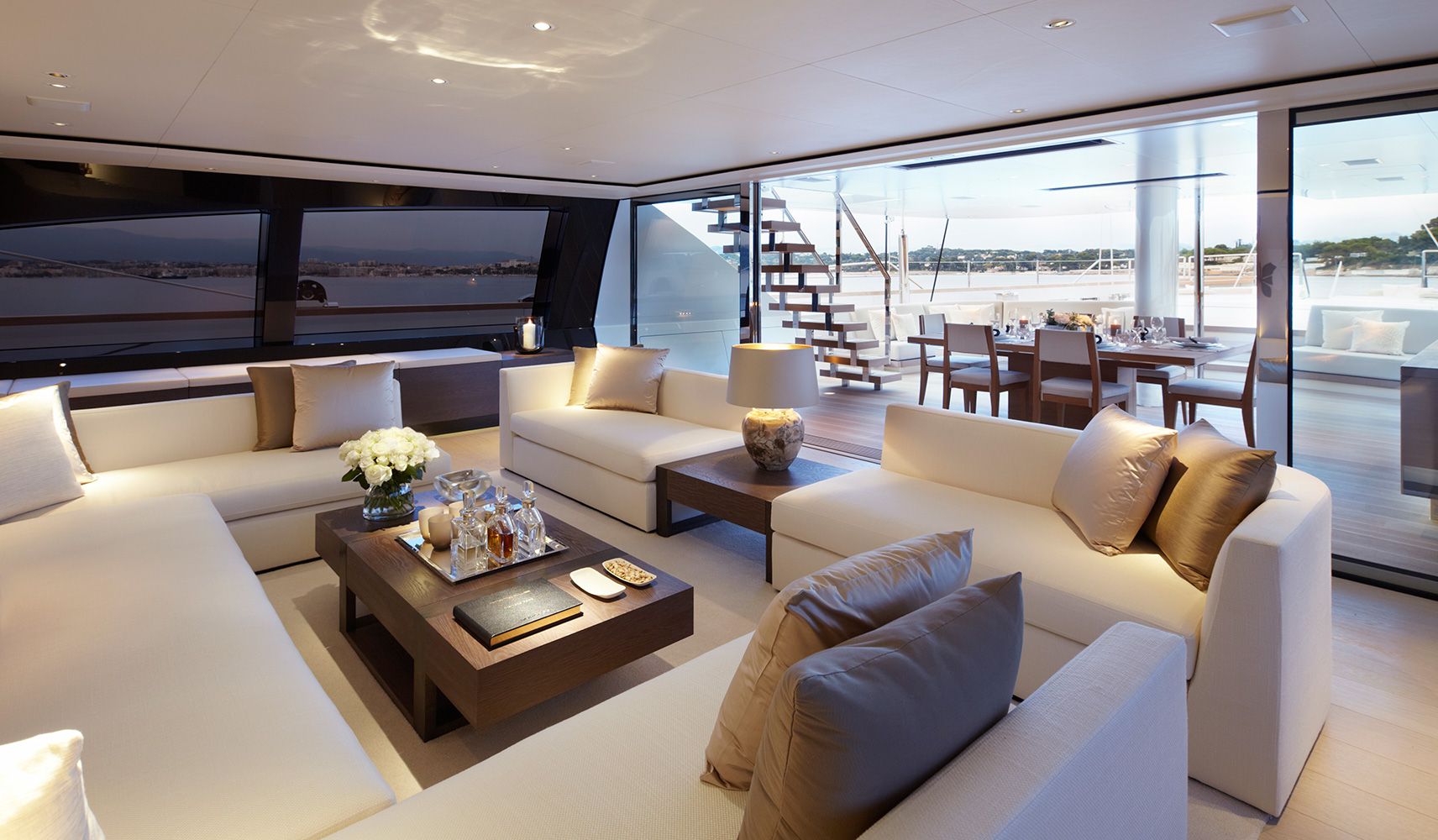sailing yacht Twizzle interior