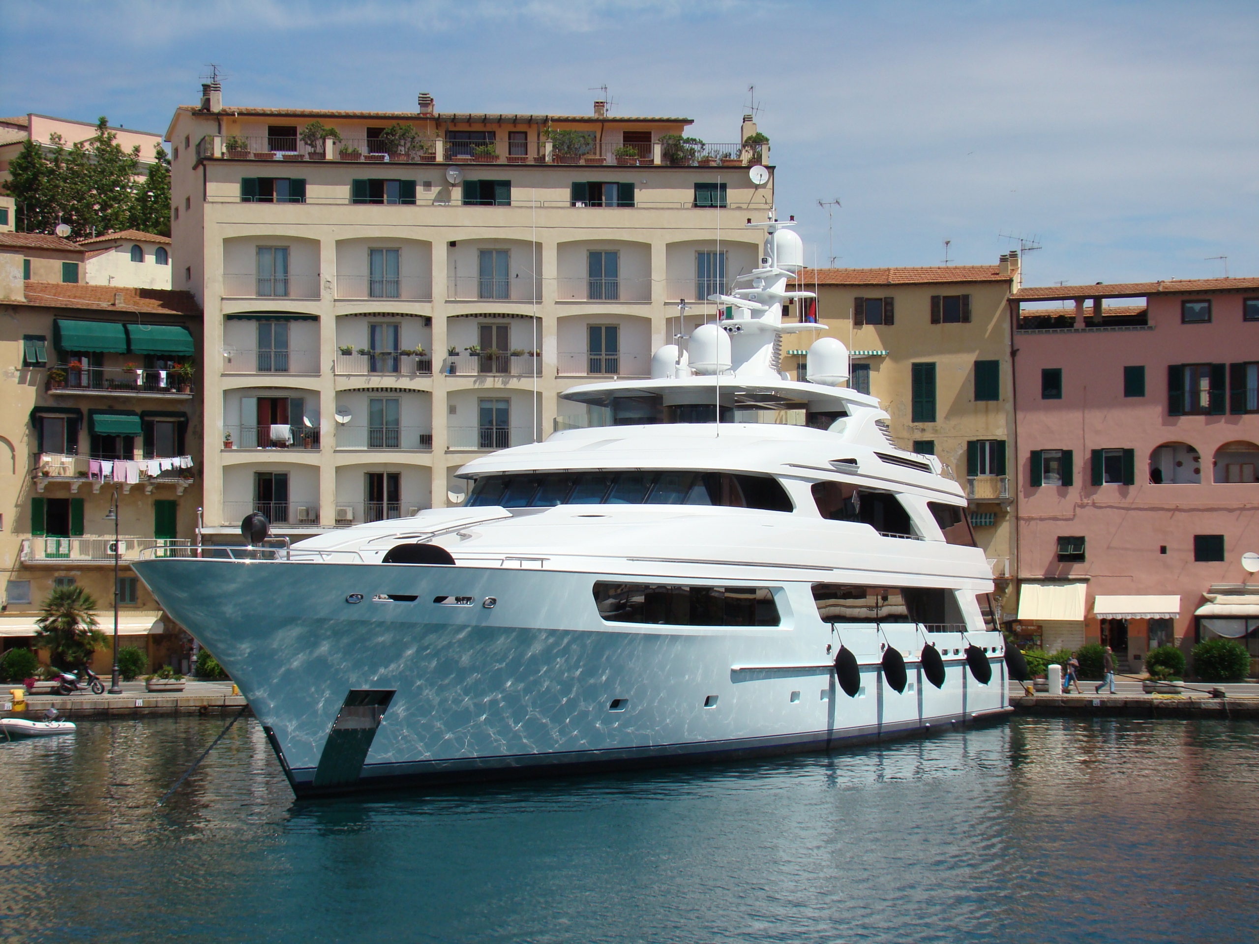 who owns victoria del mar yacht