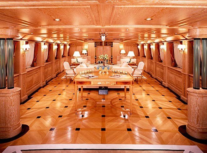 Interior del yate de vela Enigma