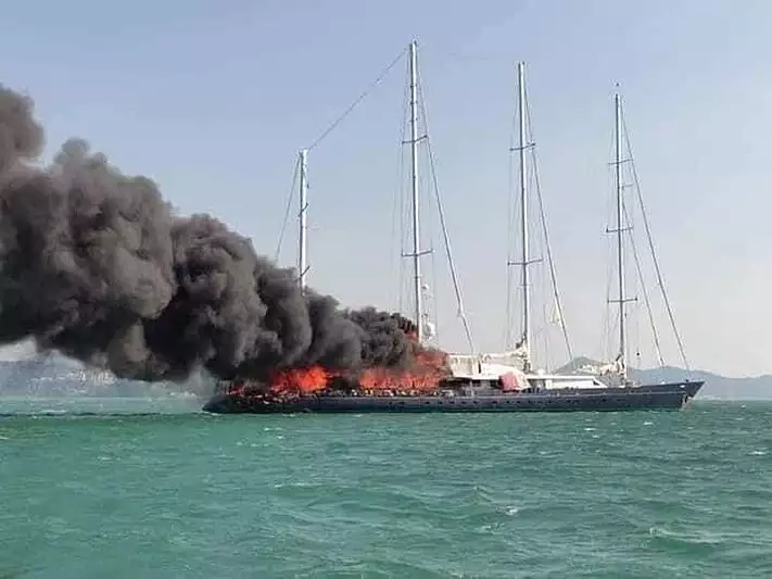 Segelyacht Enigma in Flammen