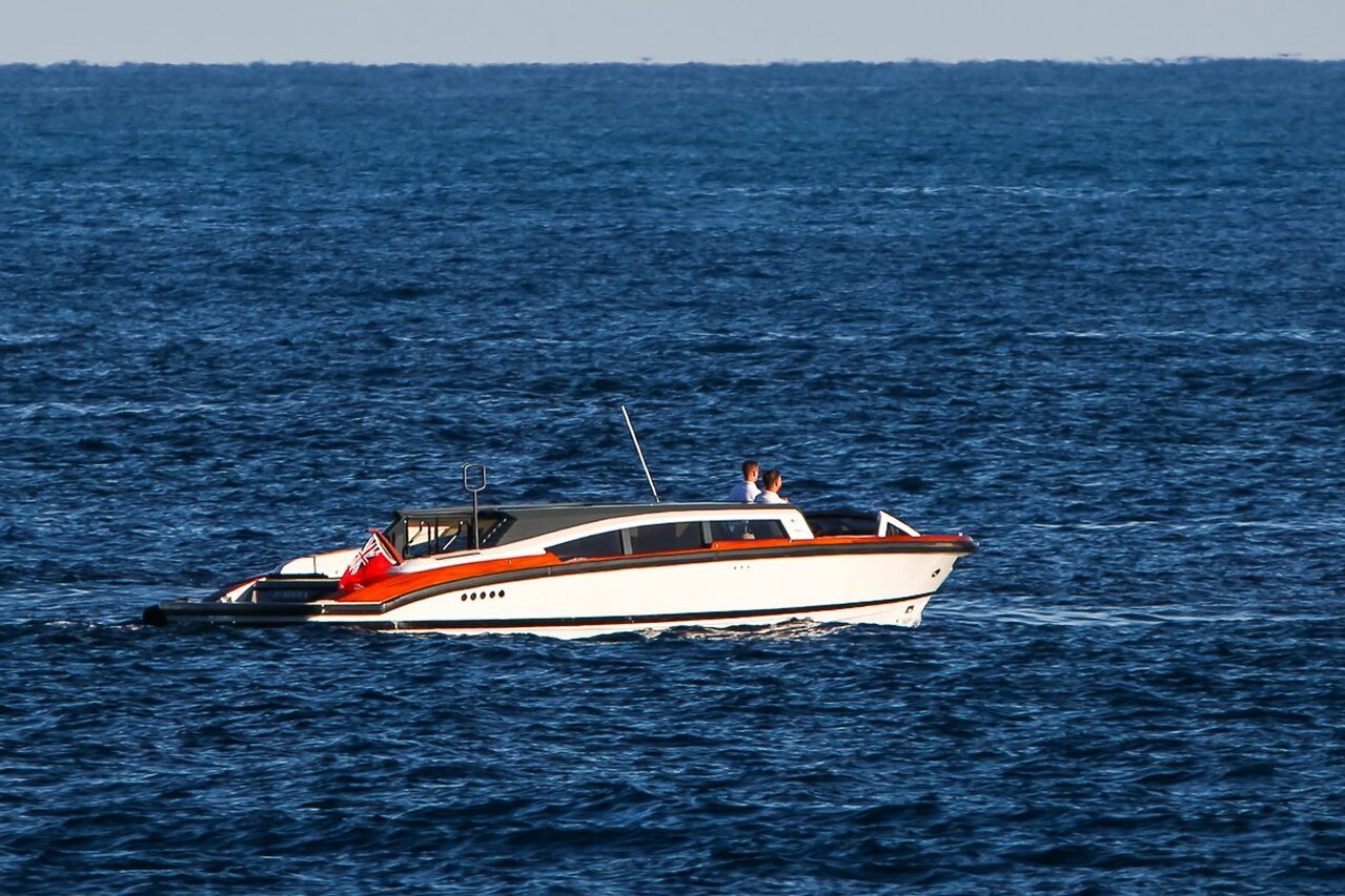 Beiboot zur Amadea-Yacht (Limousinen-Beiboot) – 10,6 m – windig 