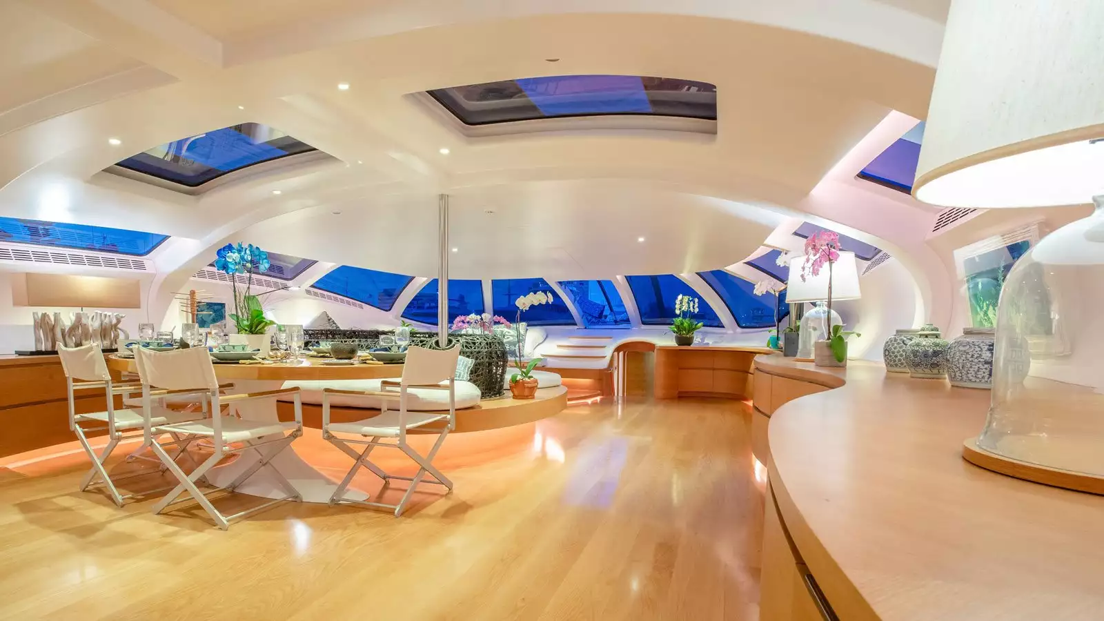 interior do iate Adastra 