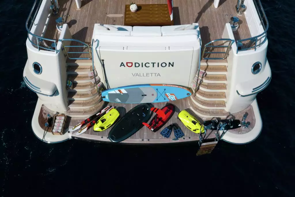 Innenraum der Yacht Addiction 