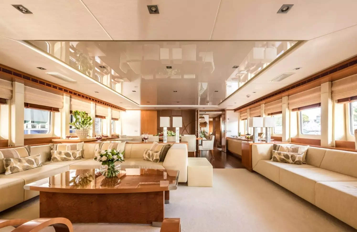 interior do iate Agram