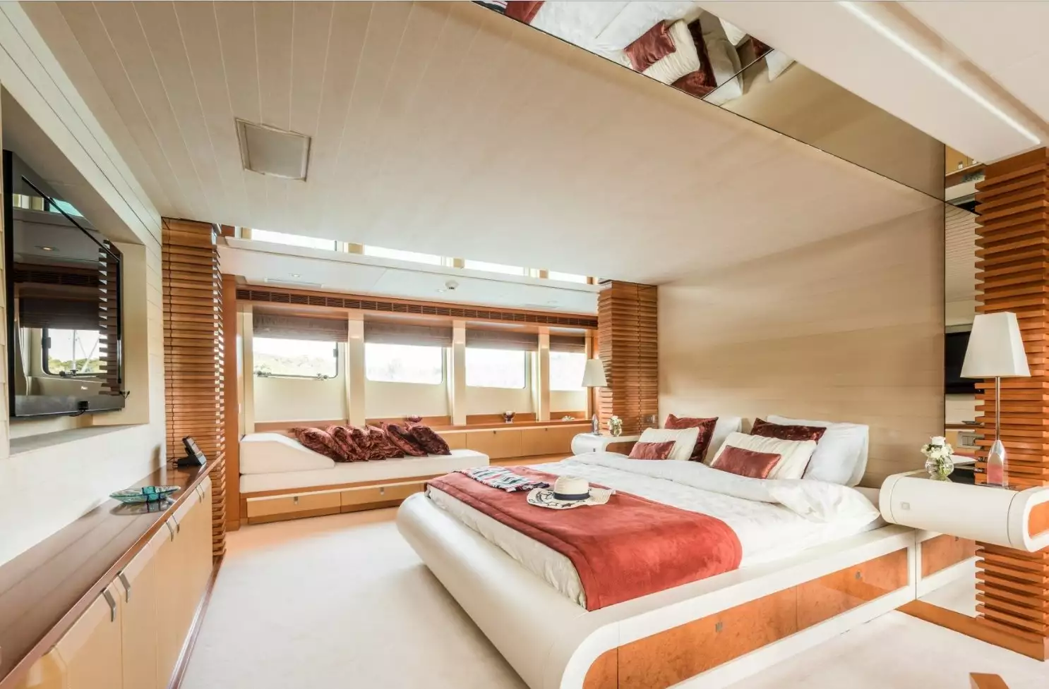 interior do iate Agram