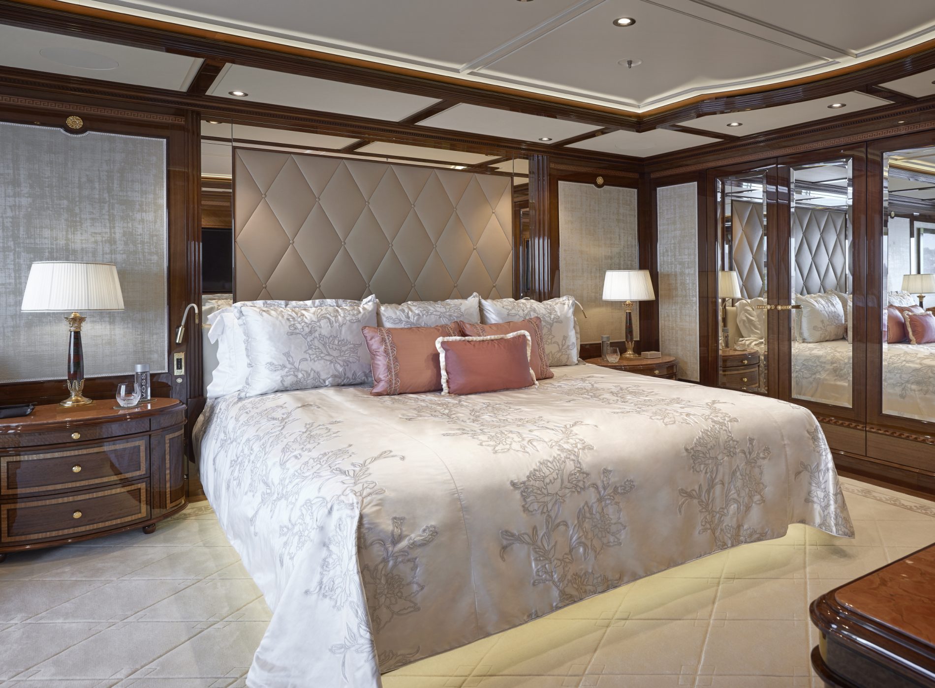 yate Amadea interior