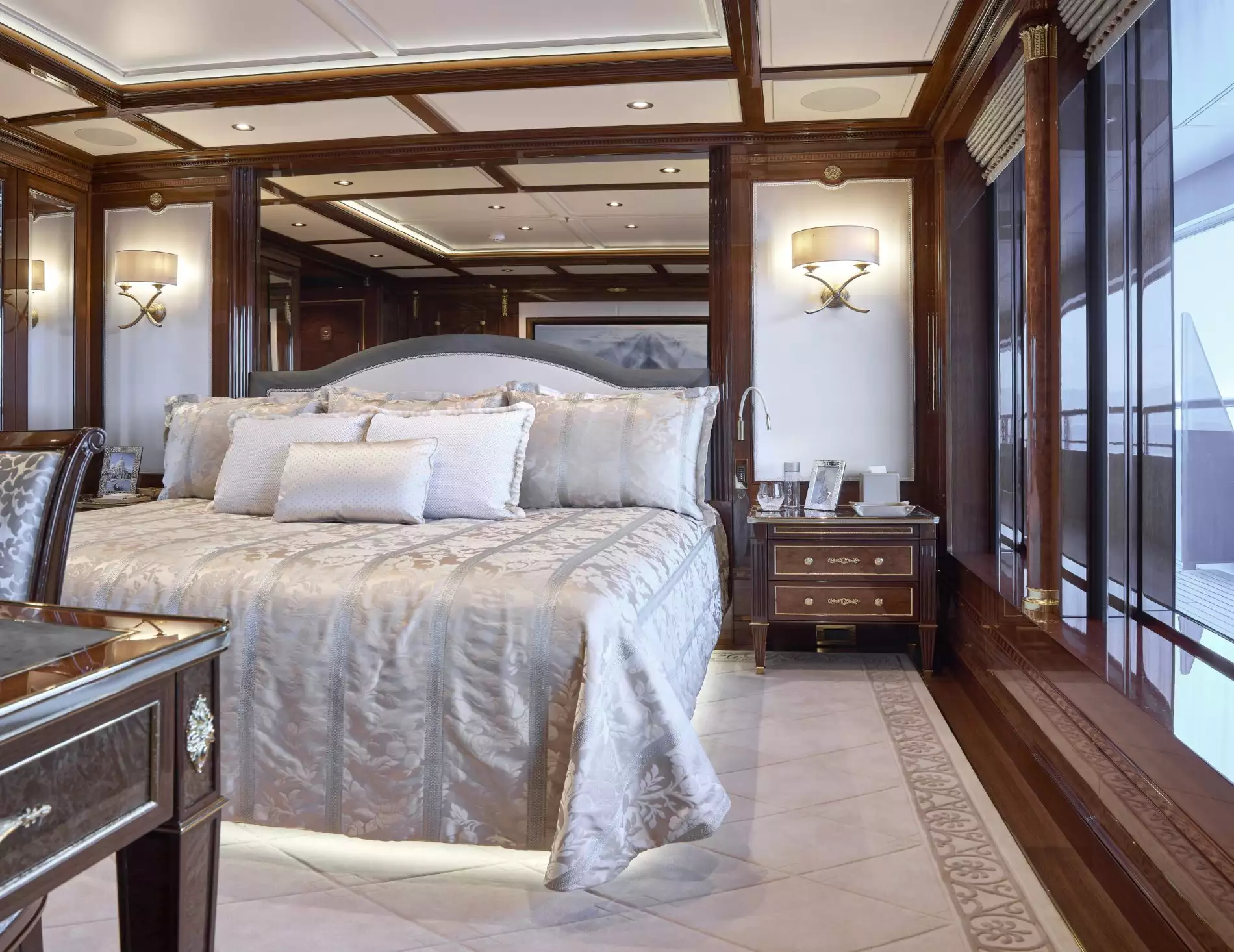 interior del yate Amadea