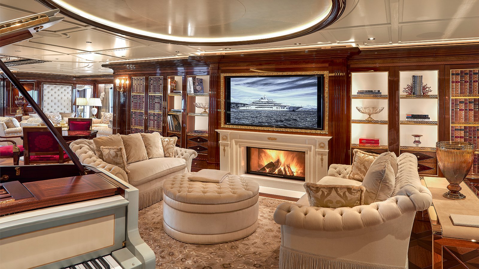 interior del yate Amadea