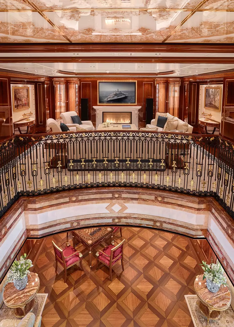 interior del yate Amadea