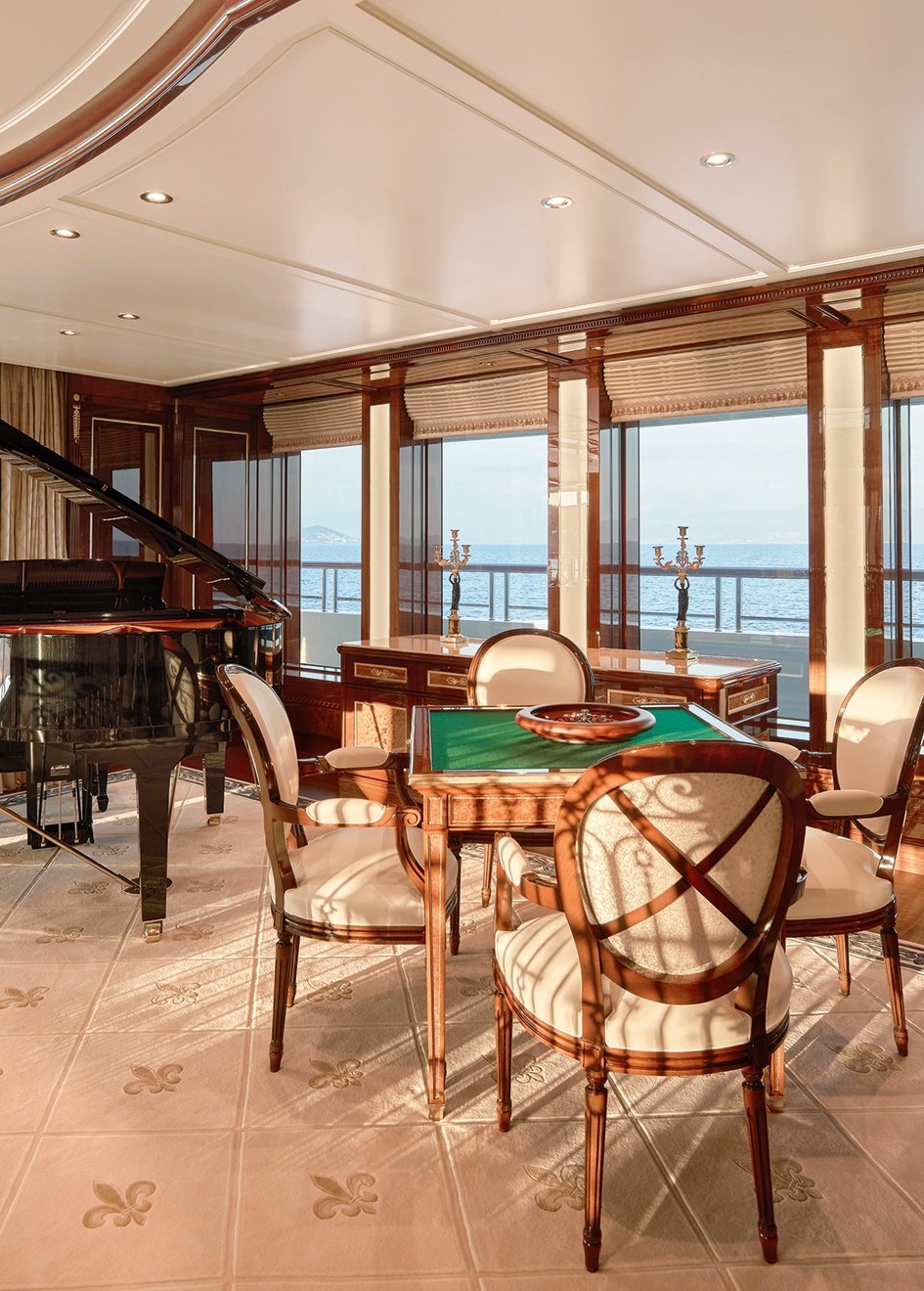 interior del yate Amadea