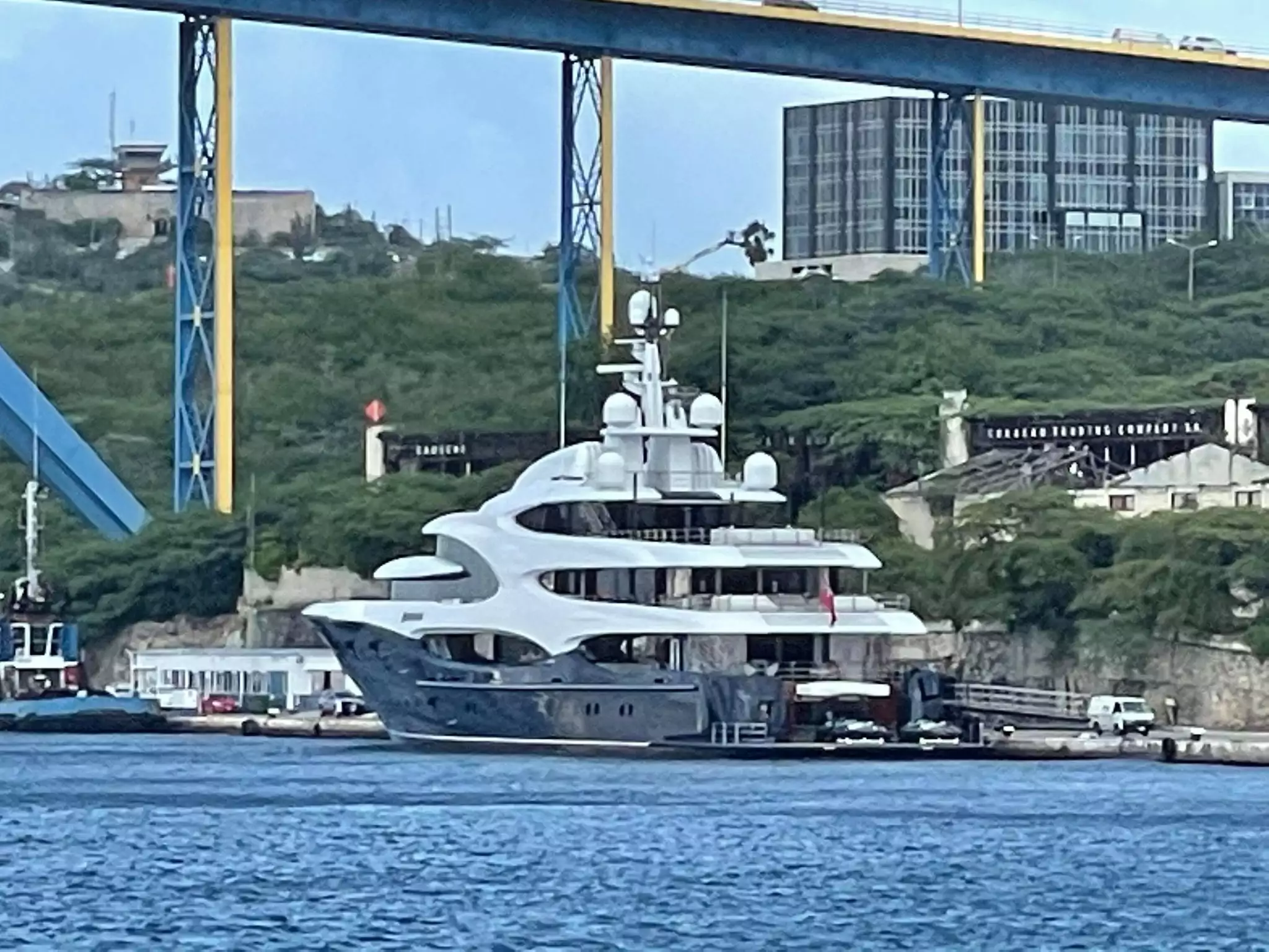 Het Oceanco-jacht Barbara in Willemstad Curaçao