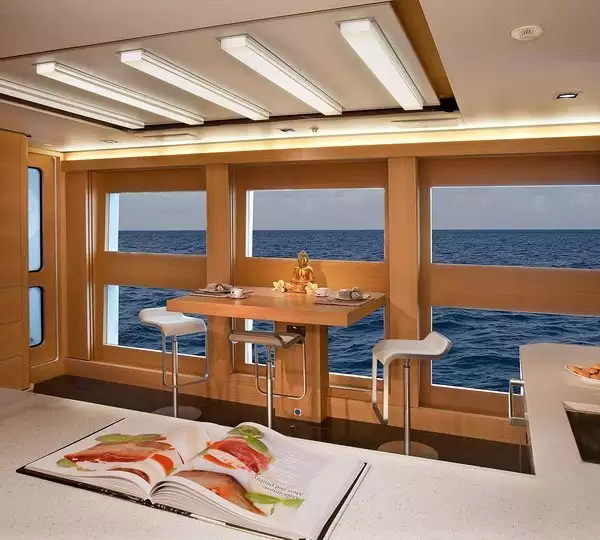 yacht Big Fish intérieur