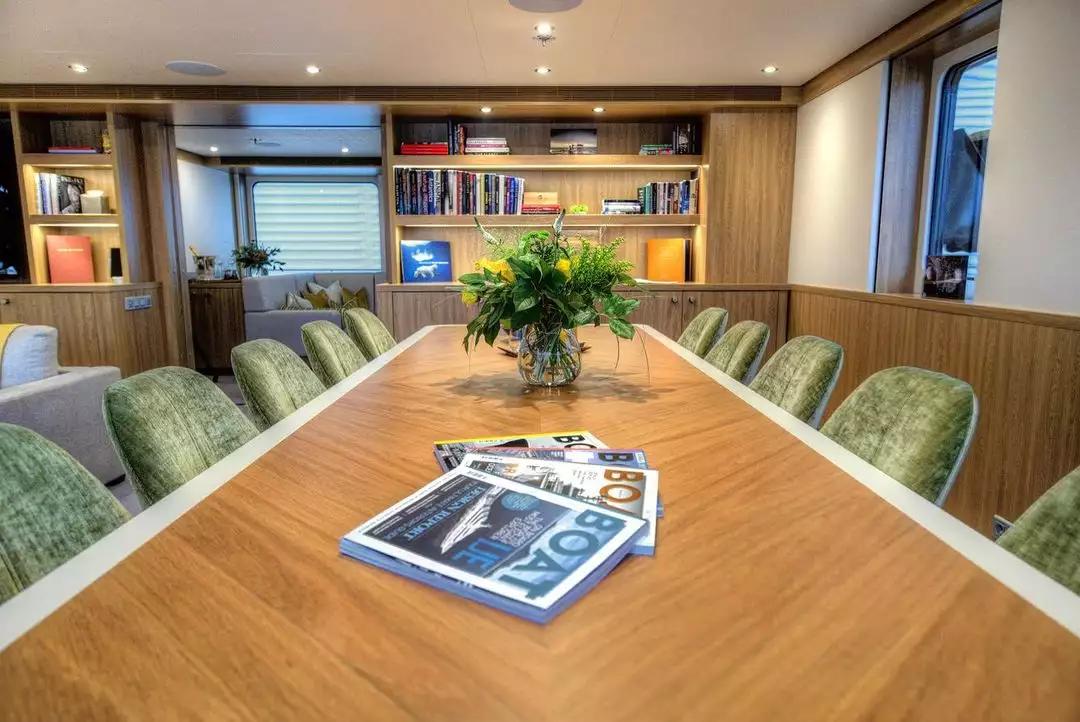 yacht Game Changer intérieur