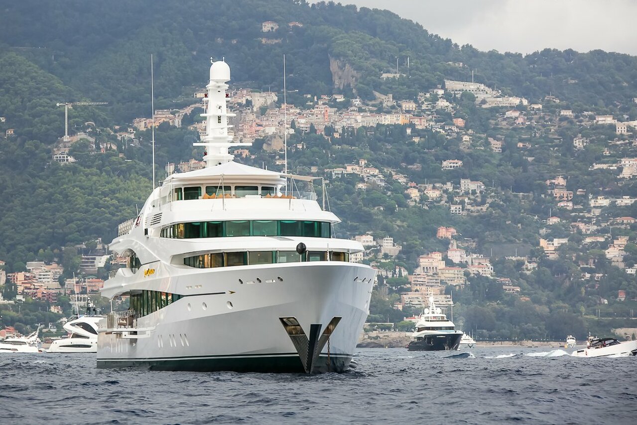 yat Lady Christine – 68m – Feadship – Lord Irvine Laidlaw 