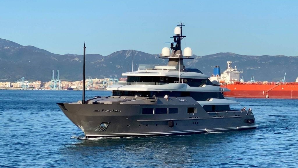 Het jacht Solo van Carlo De Benedetti in Gibraltar