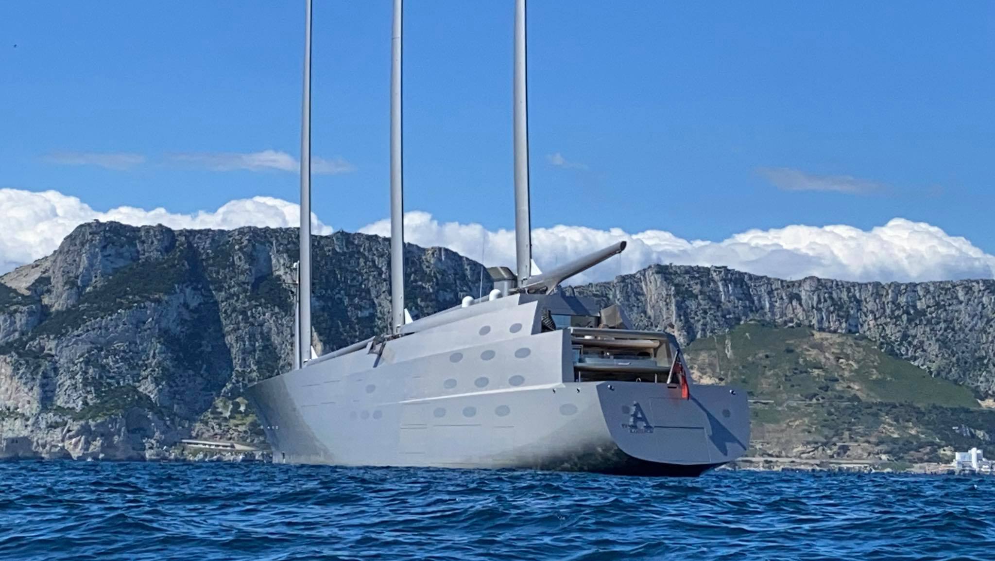 Le Mighty Sailing Yacht A arrivant en Gibraltar