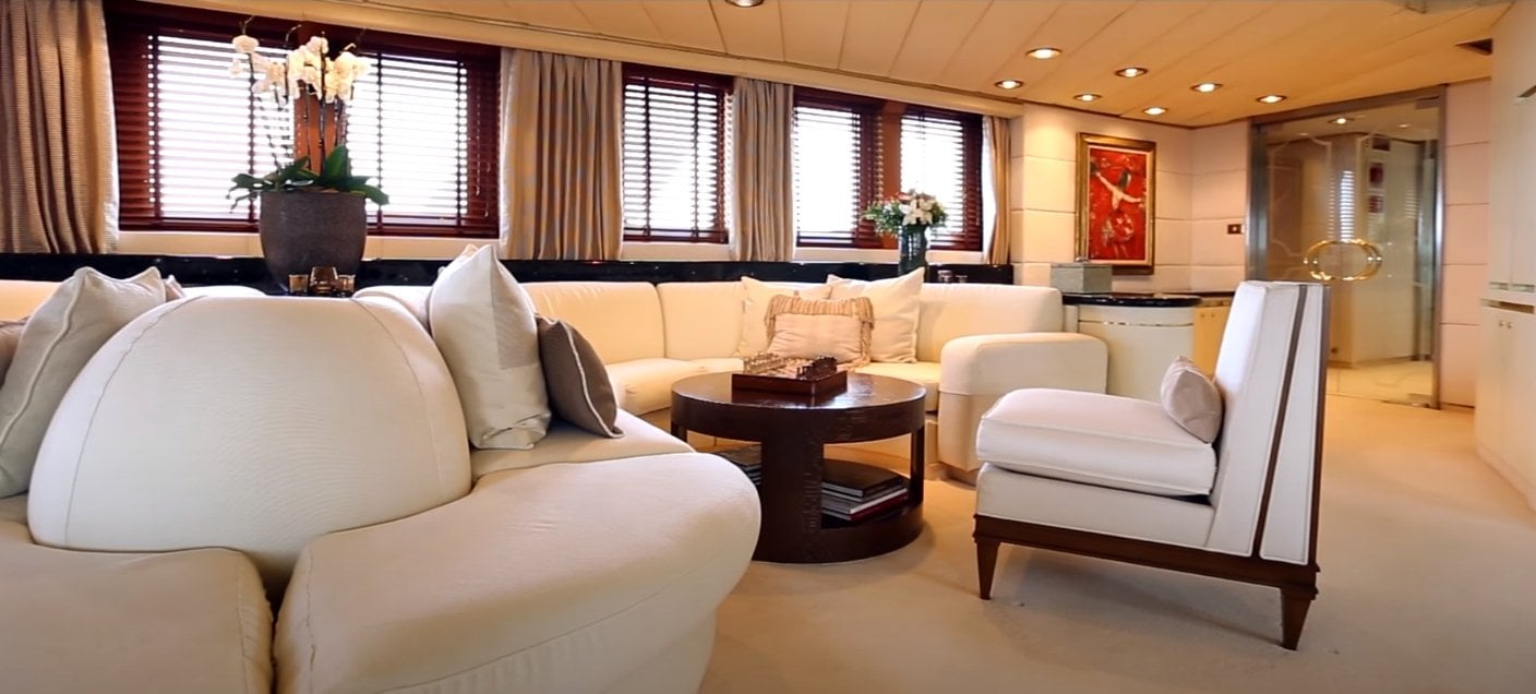 interno dell'yacht Esmeralda