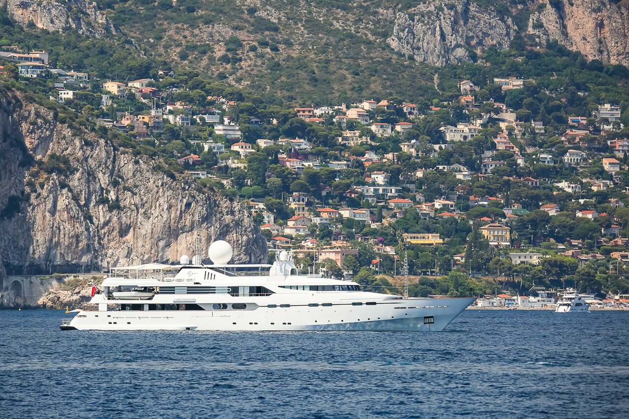 IL VAGABONDO Yacht • CRN • 1987 • المالك الشيخ حسن عناني