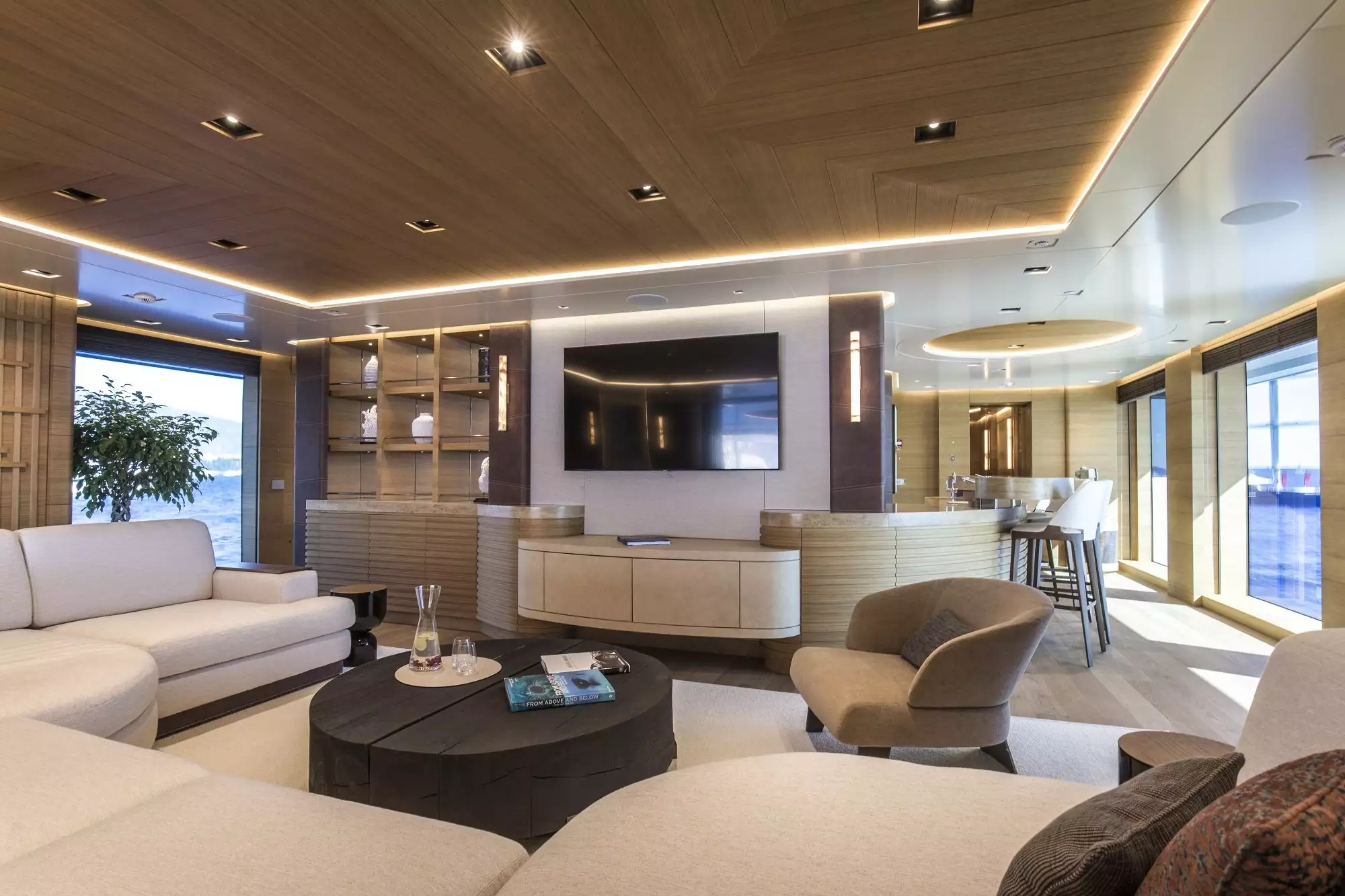 interior del yate Life Saga 