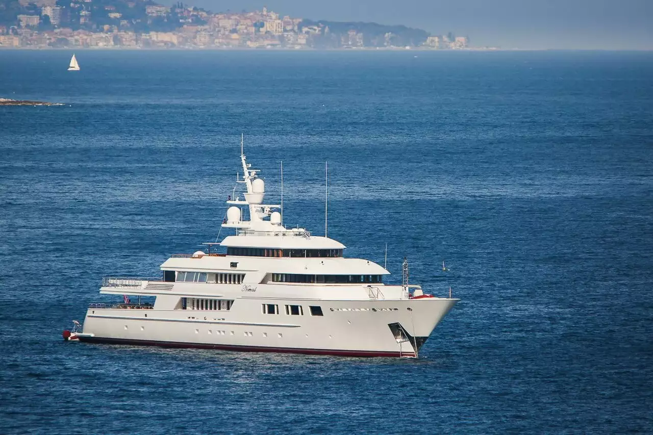 Yacht Nomad – 70 m – Oceanfast – George Prokopiou