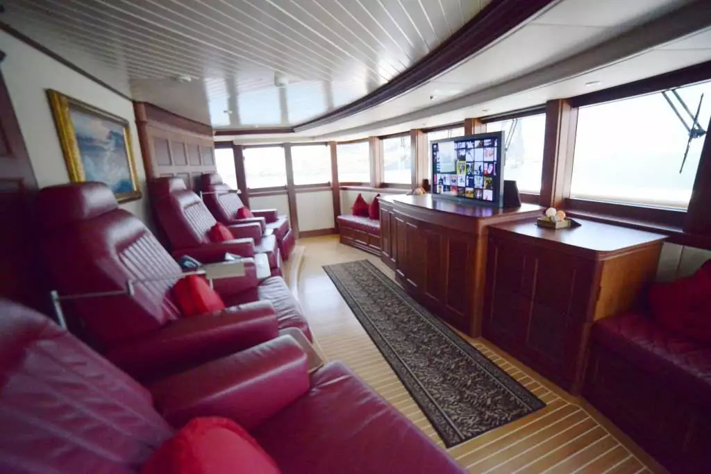 yacht Nomad interior 
