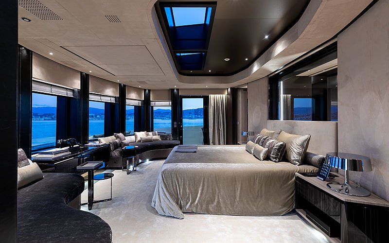 yacht Solo interior