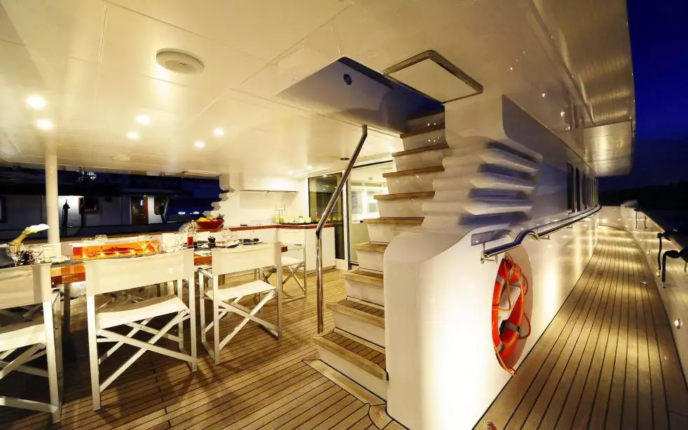 interno dell'yacht Berzinc 