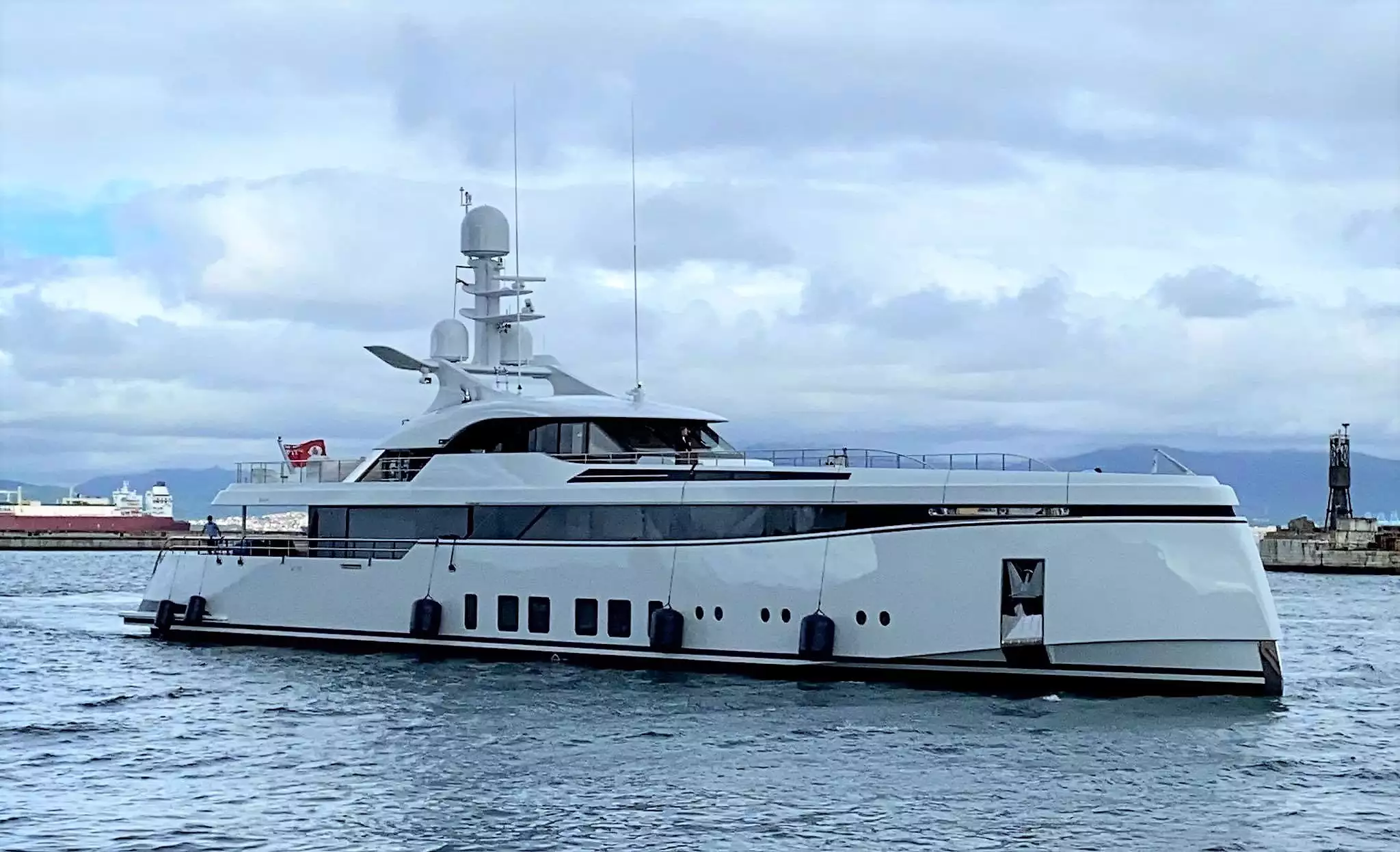 yacht Totally Nuts – Feadship – 2021 – Sarkis Izrmirlian