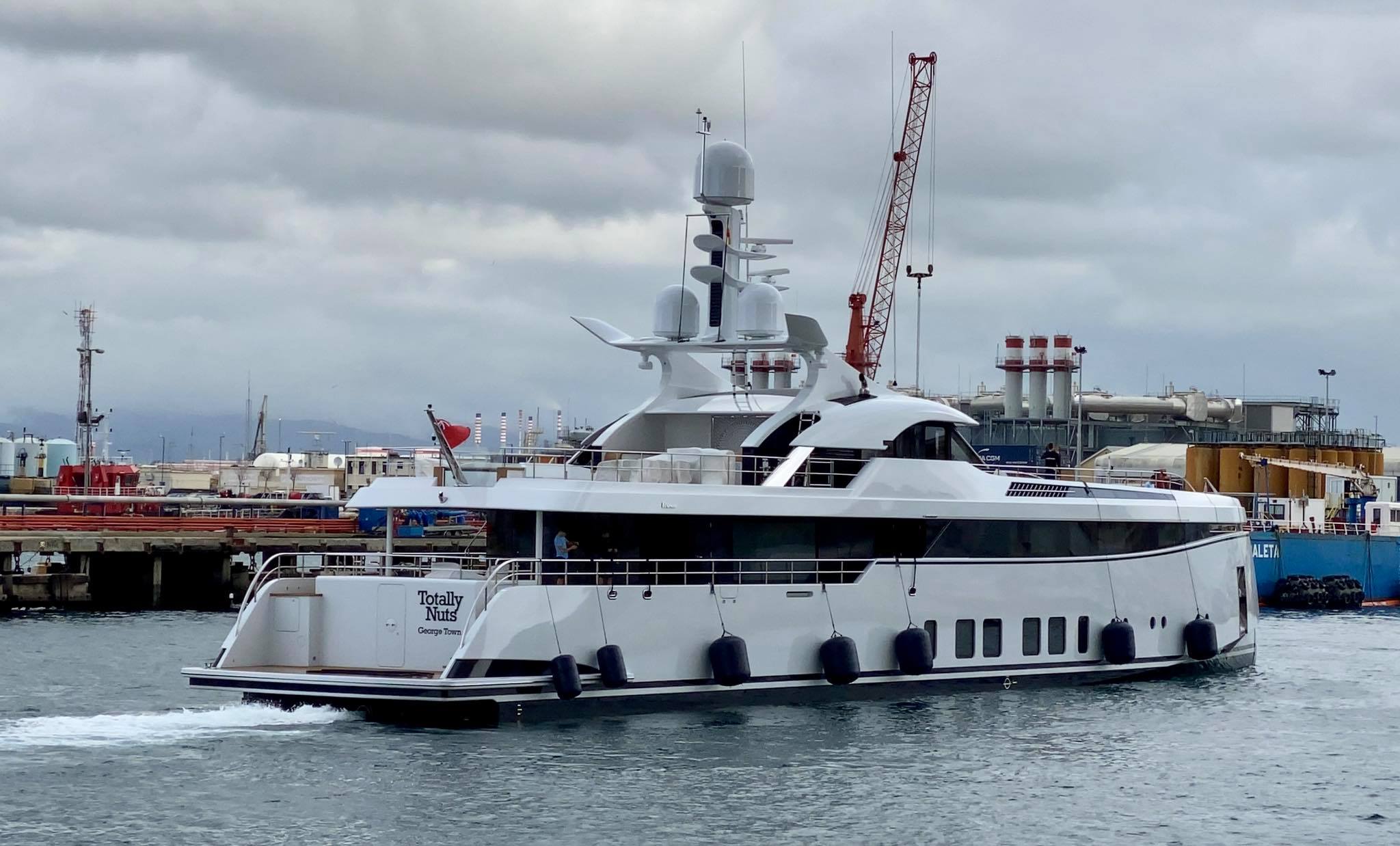 яхта Totally Nuts — Feadship — 2021 — Саркис Изрмирлян