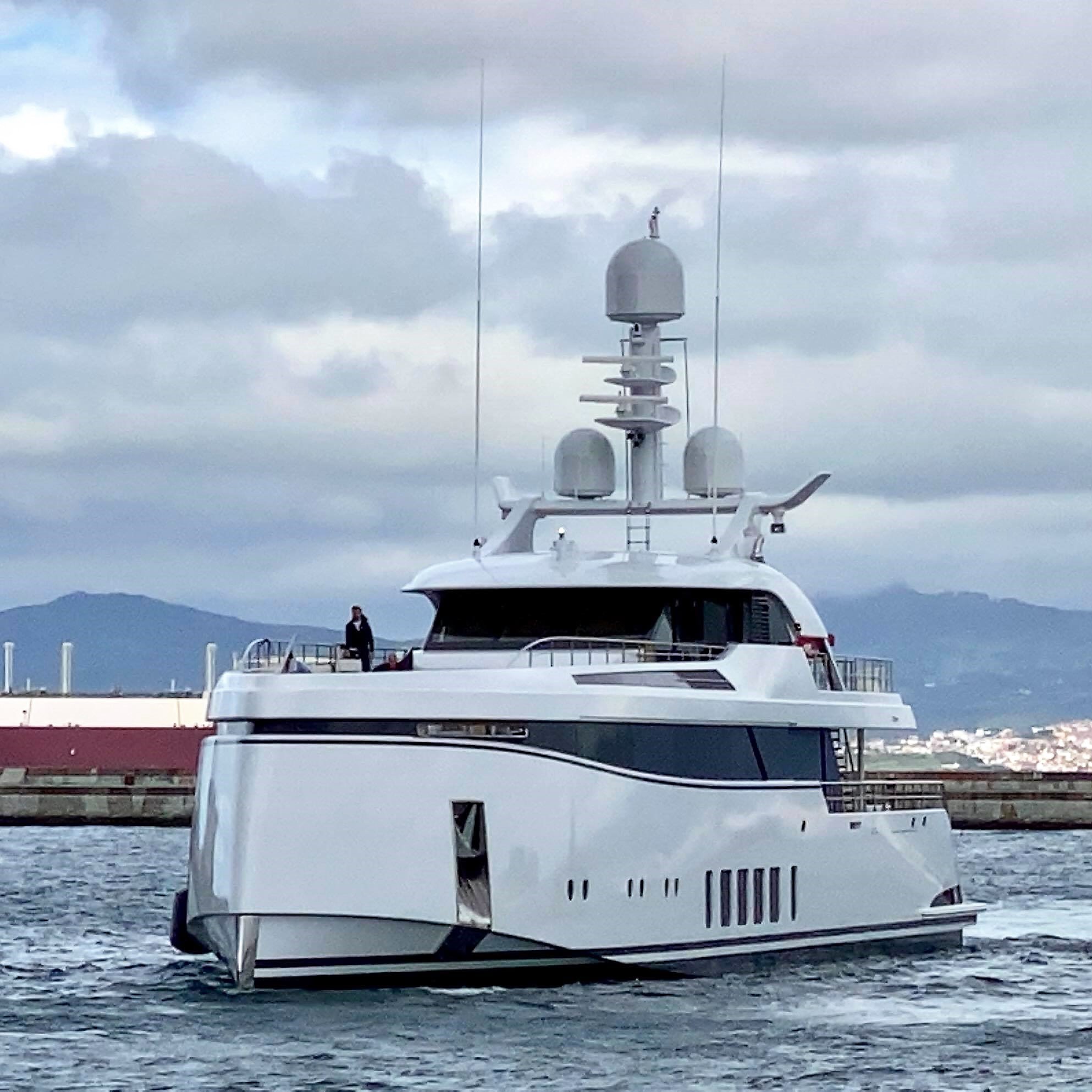 jacht Totally Nuts – Feadship – 2021 – Sarkis Izrmirlian