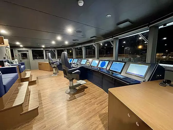 yacht Wayfinder interior photos 