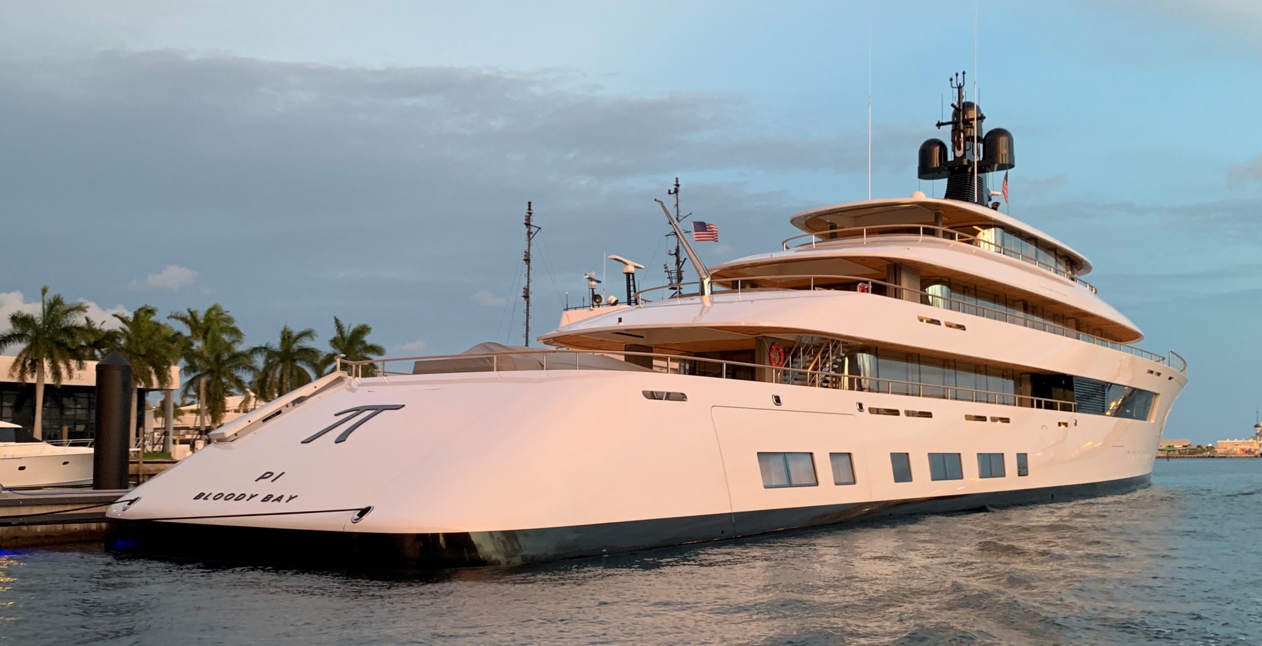 يخت PI - Feadship - 2019 - المالك هوارد شولتز