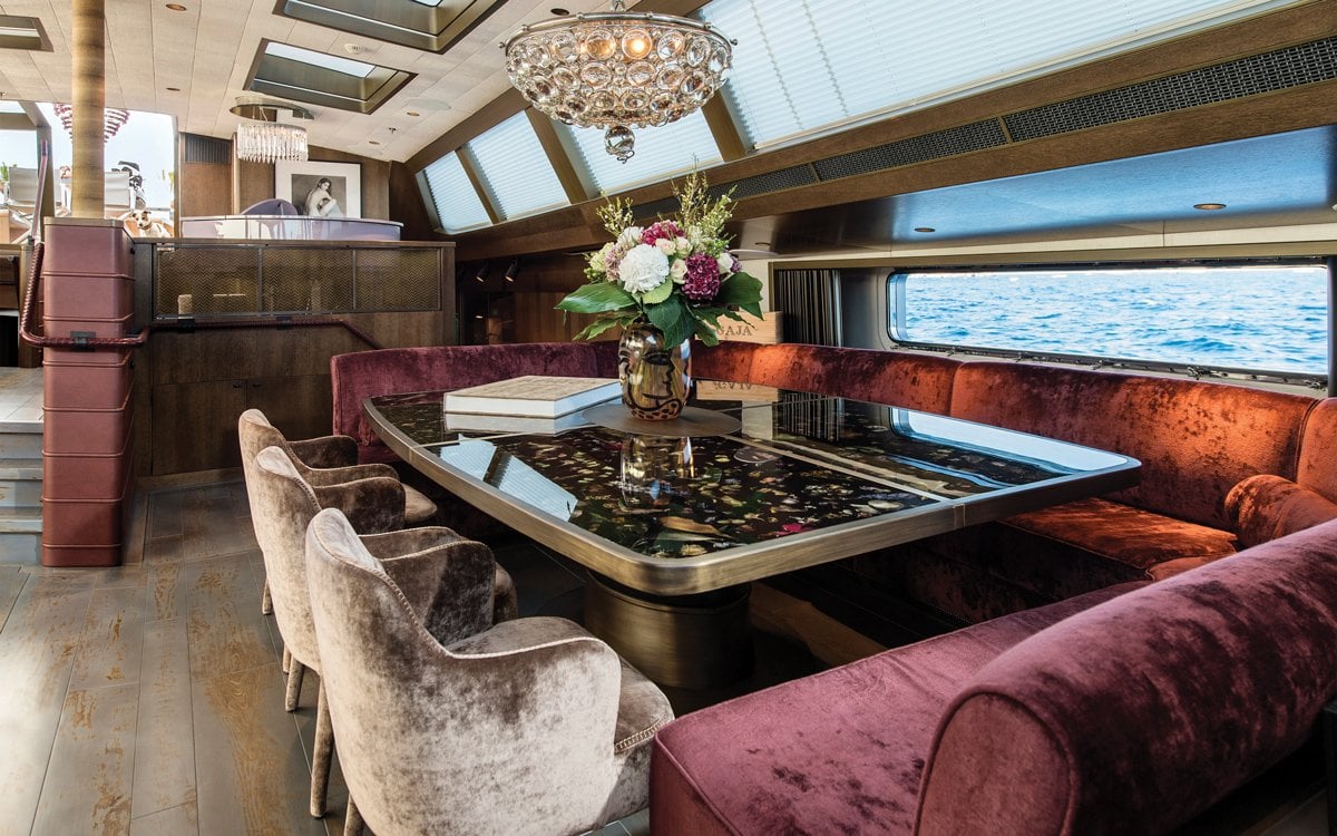 Voile Yacht Intérieur du gin rose