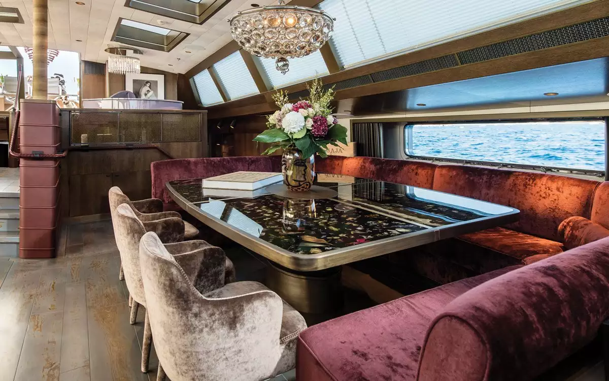 Sailing Yacht Pink Gin interior