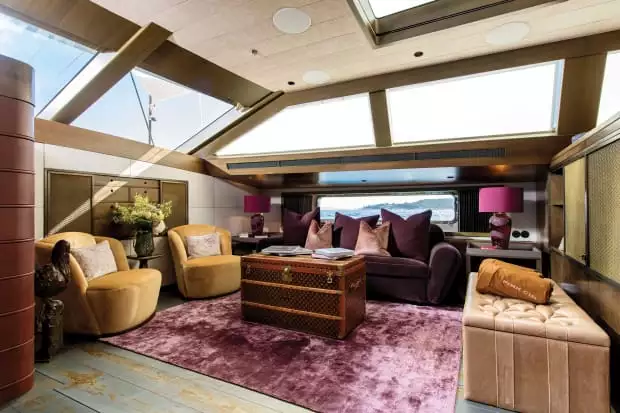Interiore rosa del gin dell'yacht di navigazione