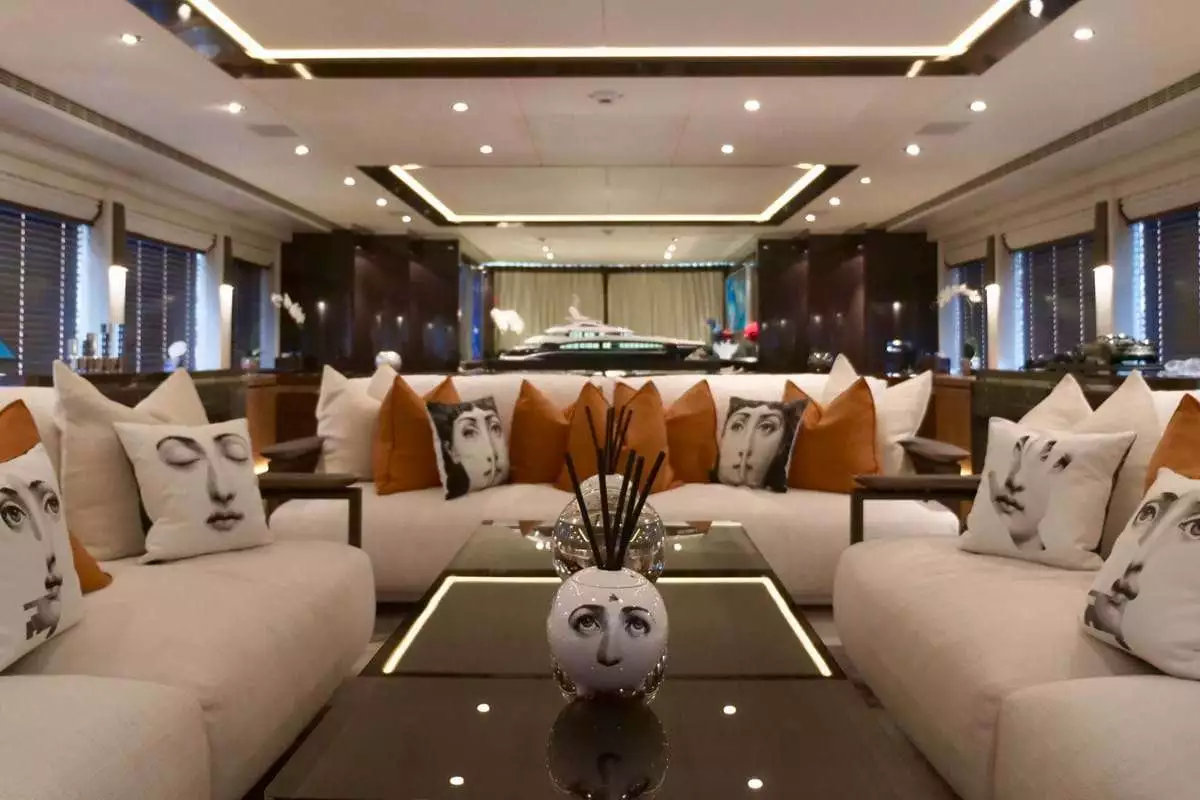 pour yacht MY LOYALTY intérieur