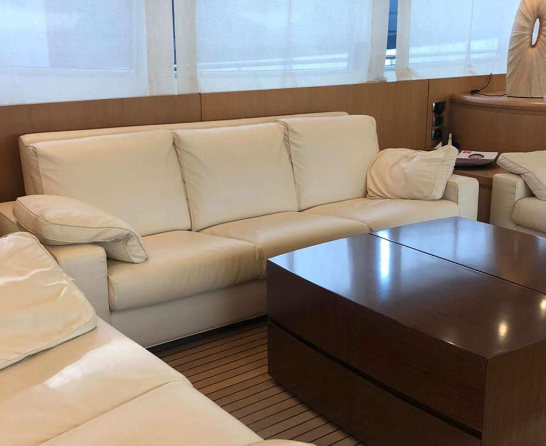 yacht Pitina interior